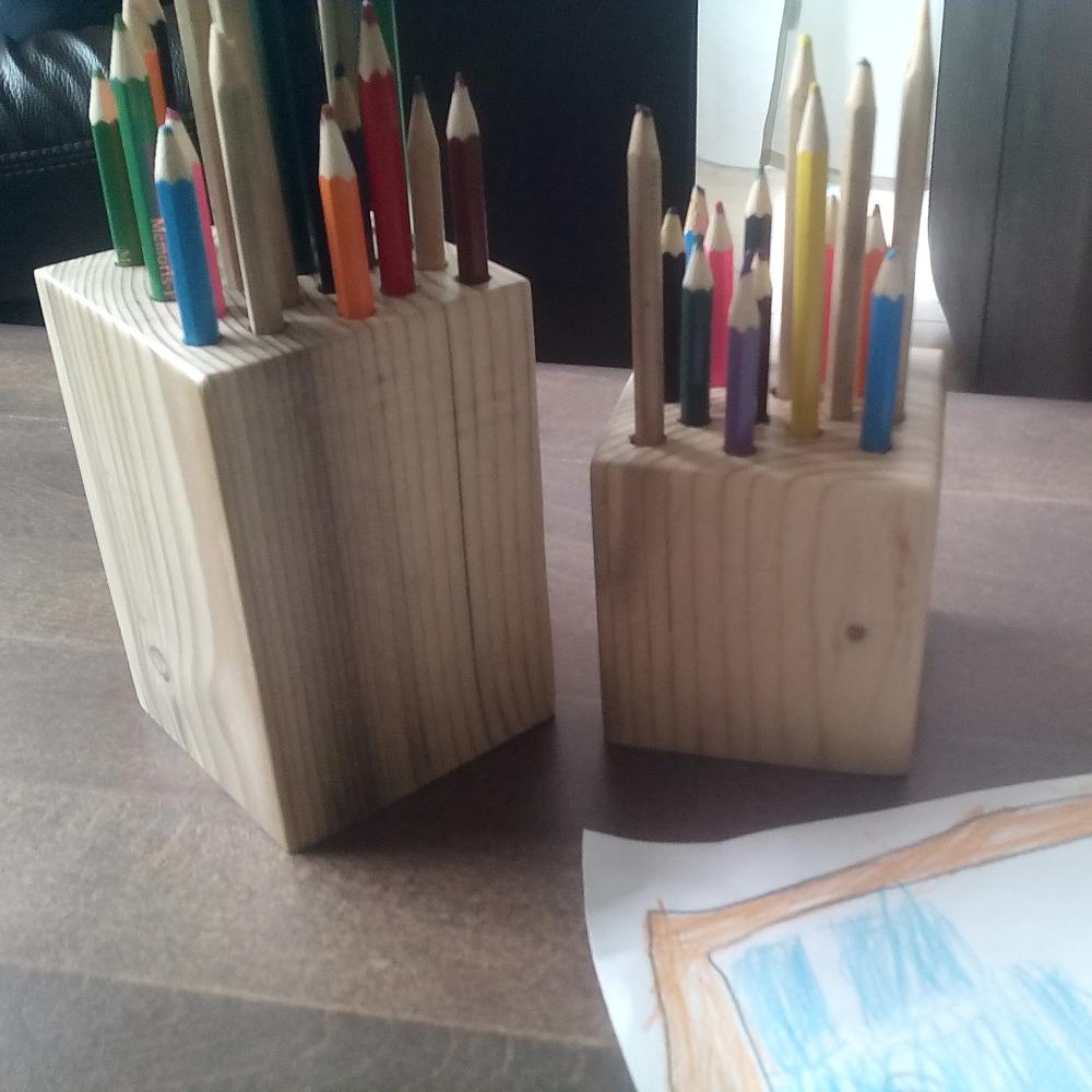 suportul de creioane are un aspect deosebit datorita lemnului de constructii refolosit