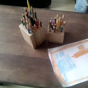 creioanele colorate pot fi folosite cu usurinta cand stau intr-un suport stabil din lemn