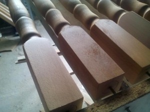 Aspectul balustrilor strunjiti din lemn de fag necesari pentru montarea balustradei scarii interioare, dupa aplicarea stratul de bait si grund
