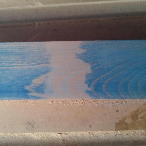 lemnul colorat cu bait pe baza de apa cumparat si cel obtinut din pigmenti colorati, dupa slefuire