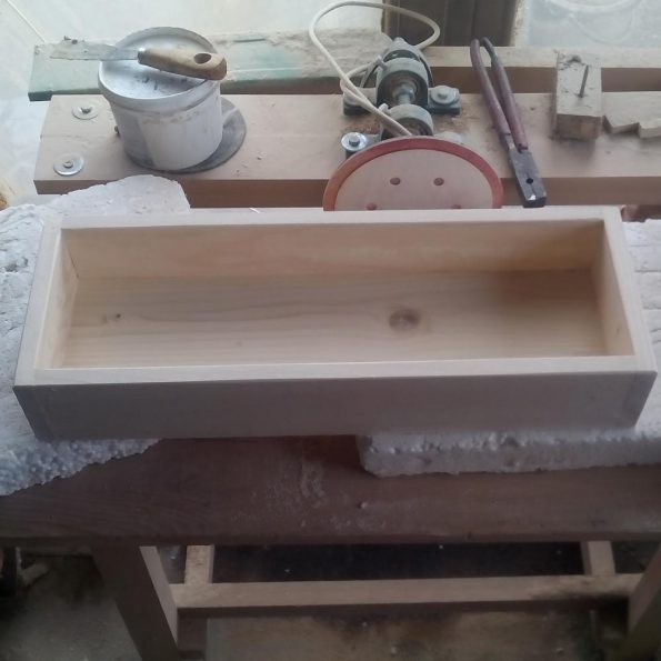 cutia din lemn de brad care va deveni unul dintre sertarele masutei consola a fost slefuita pentru a avea un aspect placut