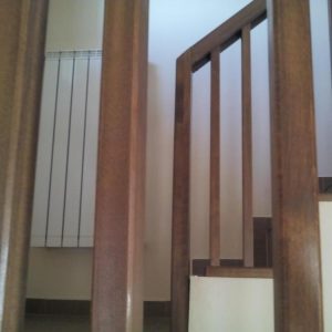 montaj balustrada lemn - fixarea in doua puncte, in podea si in prima contratreapta a unui stalp de capat pentru balustrada de interior, din lemn dublustratificat de fag