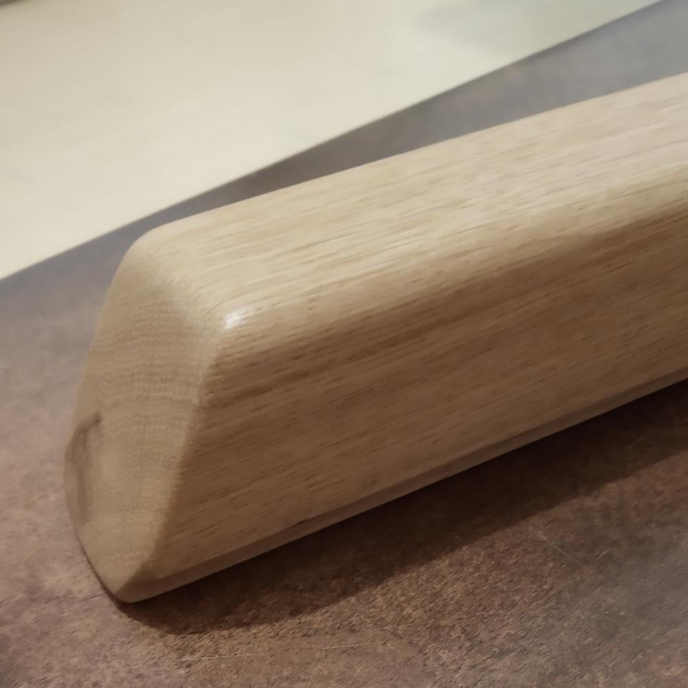 acest model de mana curenta din lemn de stejar nu necesita folosirea elementelor de capat pentru balustrada