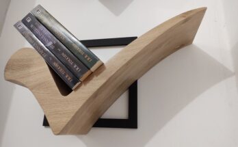 aspectul unui raft pentru carti realizat din lemn natur de stejar si lemn de stejar vopsit negru