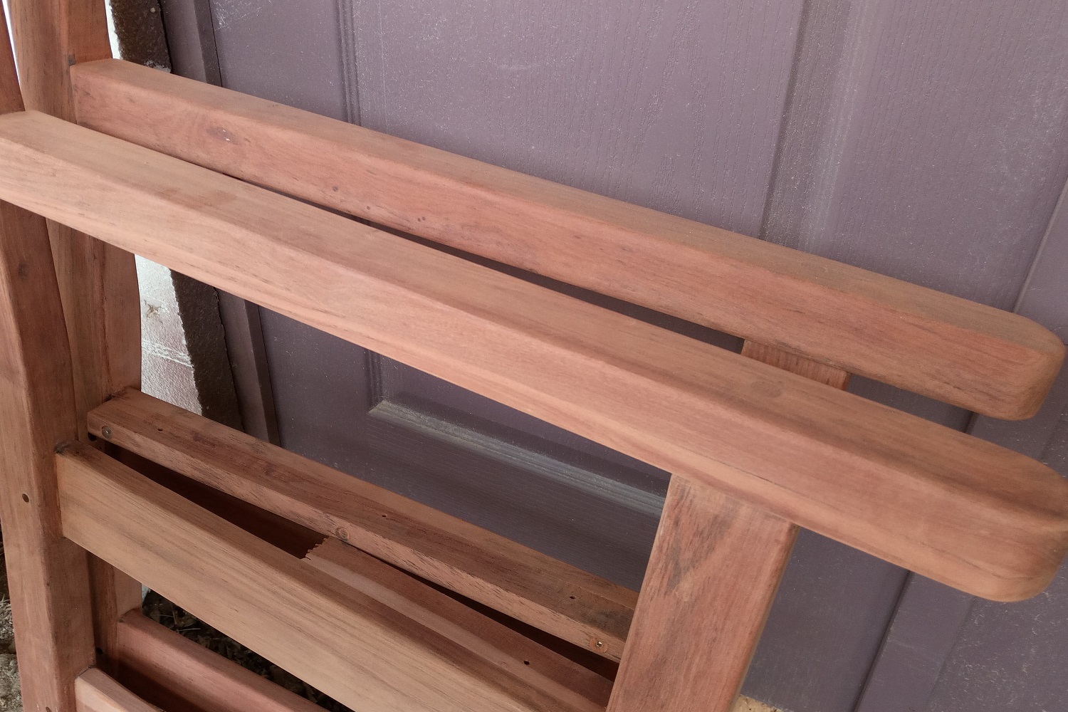 aspectul lateralelor scaunelor de gradina pliabile, inainte de aplicarea celor doua straturi de ulei special pentru lemn Danish oil pentru terase